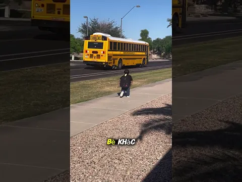 Cậu luôn bị muộn học vì đôi chân ngắn😂