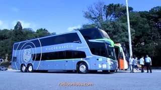 Namorados apaixonados também por ônibus