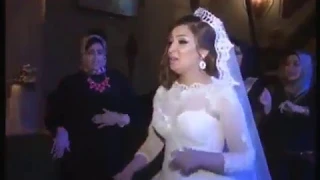 اجمل عروسه ترقص على اغنيه يا بنات حلوين طعمين دندنها