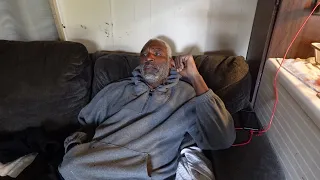 مقابلة في الشارع قال مايك إن كيه دي هربت بشيكها وبعض الرجال 