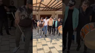 بعمرك شفت حدا بيدبك بالمسبح اكيد لا بس الامبراطور Dabke In The Pool 