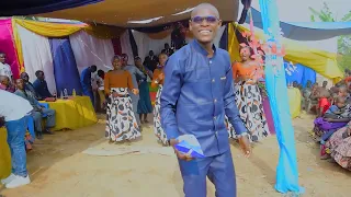 WANAKWAYA HAWA WAWAIMBIA MAHARUSI KAMA DIAMOND PLATNUMZ ANAVYOTUMBUIZA KWENYE STAGE 