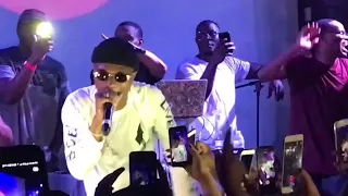 wizkids performance at his pop up concert with dj tunez drake banky w and hollywood celebrities 