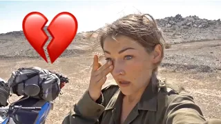 بنت كنديه تبكي بسبب مساعدة شباب عرب لها 