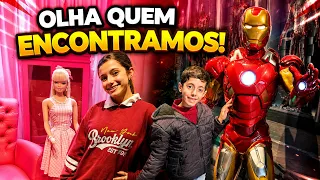 ENCONTRAMOS A BARBIE E O HOMEM DE FERRO NO MUSEU DE CERA!