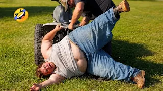 حاول ألا تضحك     أطرف المواقف المحرجة في العالم   حاول ألا تضحك   لحظات فيديو مضحكة دندنها