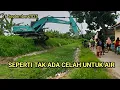 Download Lagu Warga Menonton Alat Berat Sedang Mengeruk Sungai Yang Berubah Menjadi Daratan 
