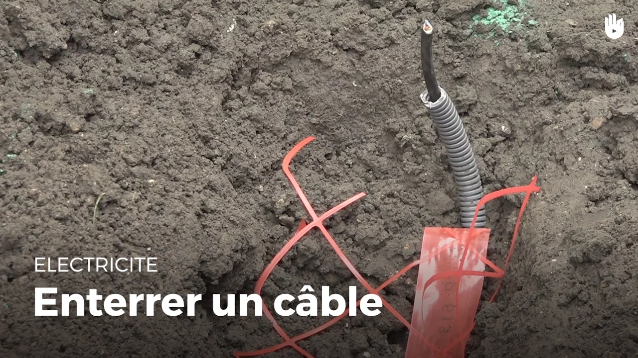 Enterrer un câble électrique avec sa protection adaptée