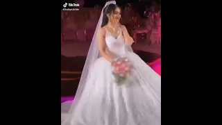 رقص العروسة بهوايا انتي قاعدة معايا 