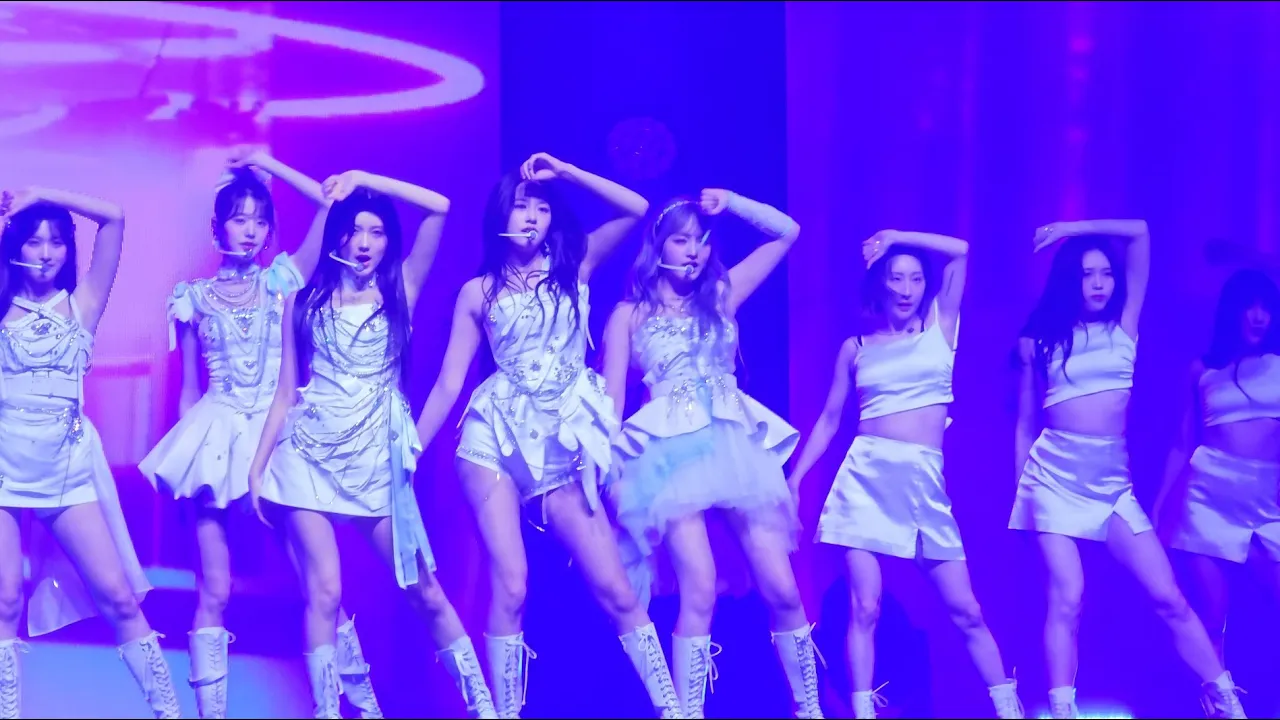 IVE 아이브 @ Accor Arena in Paris - Blue Blood | Fancam IVE 아이브 @ Accor Arena in Paris - Blue Blood | Fancam