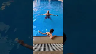 خلودة اول مرة بيسبح بالغميق لحالو 