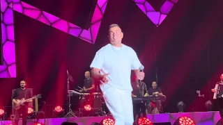 خلينا ننبسط من القلب الضحكة طالعة حفلة أبو ظبي الهضبة عمرو دياب 2023 