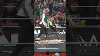 كودي رودز يظهر لمساعدة سي ام بانك 