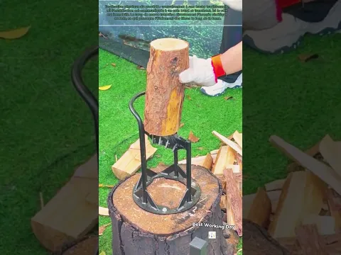 Fendre du bois de chauffage en morceaux plus petits à l'aide d'une fendeuse à bois et d'un marteau