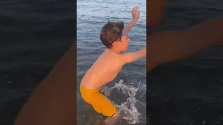 سباحة بحر شاطئ تركيا العاب الاشتراك بلقناة ترند وطن اطفال أوروبا رحلة طفل مرح سعودية 