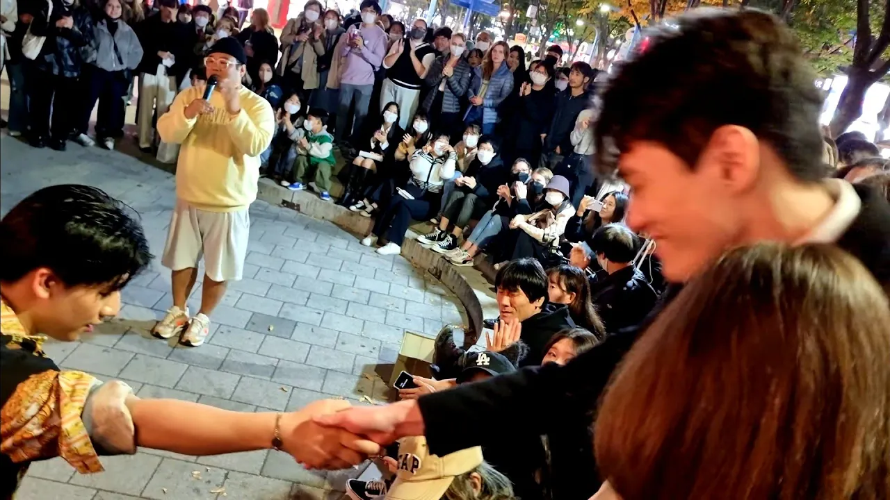 FRIDAY. RED CREW. IMPROMPTU INTERACTIVE HILARIOUS BUSKING WITH ONLOOKER. HONGDAE [KILL BILL]