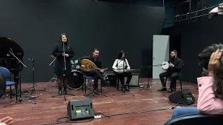 بتبصلي كده لي دندنها