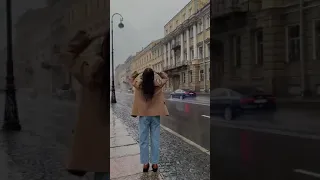 بنت تصور تحت المطر في مكان جميل 