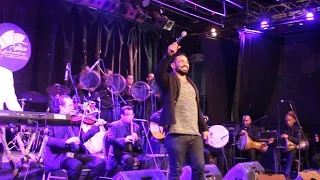 أحمد سعد يشعل المسرح بأغنية   لية جيت عليا   دندنها