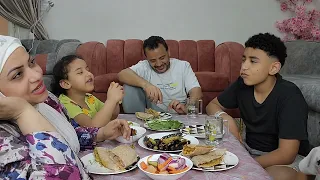 تحدي اكل مع لمه العيله على فطار يوم الاجازه على سندوتشات بعد الزلزال اللي حصل خايفين من توسنامي 