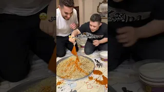 طلبنا اكبر صنية كشري وعبودي فاجاءنا  بالزريبو   دندنها