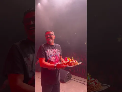 Un anniversaire que je n’oublierai jamais… Merci Papa merci le public🥹🎂 #yanns #concert #birthday