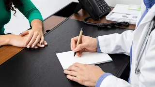 Denuncia una grave desatención médica y hoy lucha por no perder una mano