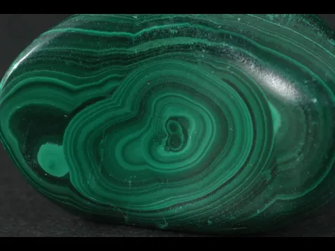 天然石　鑑賞石　孔雀石　マラカイト　重さ約3.33㎏　唐木台付　V　R8355 マラカイト (孔雀石) 原石 35.3g｜天然石 原石 通販のキラリ石