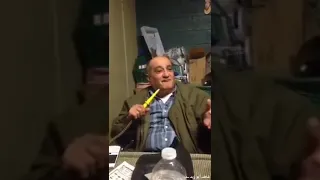 راجل يتكلم جميع لغات العالم بطريقه كوميديه 