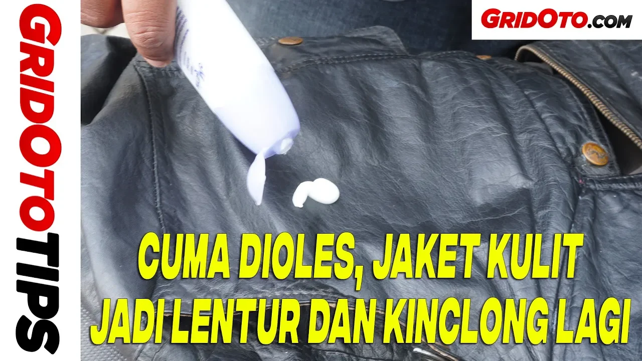 Cara membersihkan coretan bulpen di tas. 