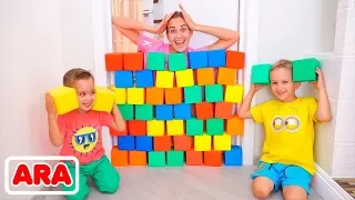 نيكيتا فلاد و أمي واللعب مع مكعبات ملونة 