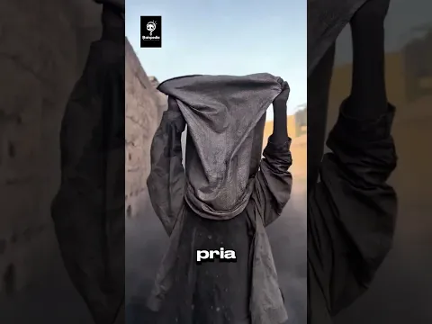 orang ini selalu melumuri tubuhnya dengan pasir
