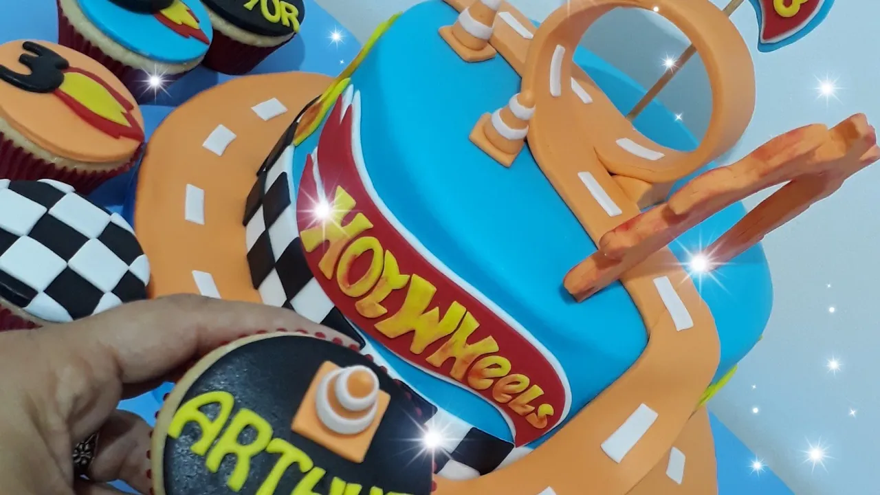 BOLO E CUPCAKES HOTWHEELS DECORADO COM PASTA AMERICANA