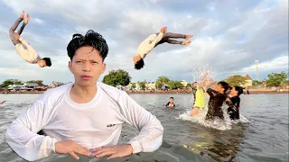 Liburan di Pantai Biru Makassar Sambil Salto di Pasir dan di Air Sampai di Liatin Banyak Orang