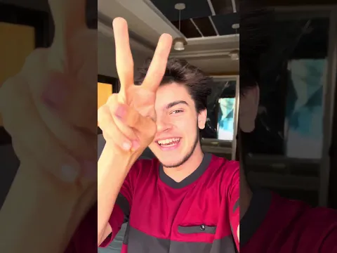 معقول يبتسم ؟! 🤔