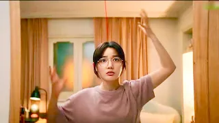 بنت ملعونة بتشوف خطوط حمراء فوق راس الناس من وهى صغيرة وبسببها بتبقى منبوذة ومكروهة من الكل 