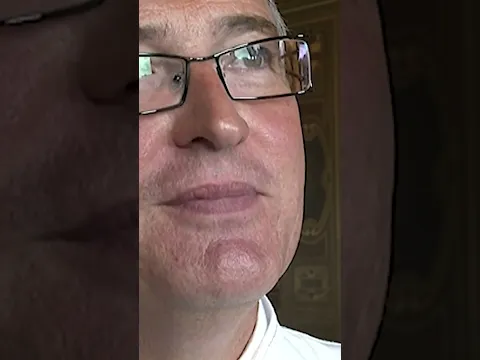 Il admet que c'est une tromperie mais dit que ça apporte du bonheur aux gens