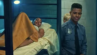 این نگهبان تازه به زندان زنان منتقل شده و هر شب ترتیب یکی از زندانیان رو 