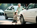 Lagu 5歲流浪小女孩為救老奶奶爆發神力，一掌停下失控汽車！沒想到老奶奶竟是首富親媽，立刻把她接回家寵愛如親孫子！#反轉  #短劇 #親情