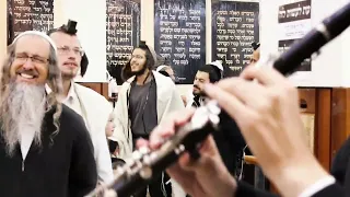 יבוא על קברו Zenerationz נחמן החברים מאלעד קליפ ראש השנה אומן Yiddish Hebrew English 