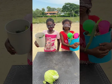 Las frutas y verduras ocultas en la mesa.