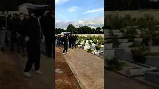 سبحان الله انظر الى نعش هده السيدة كيف يجري بسرعة الى القبر اللهم احسن خاتمتنا يارب 