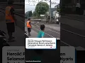 Download Lagu Petugas selamatkan bocah yang hampir tertabrak kereta😱😱😱