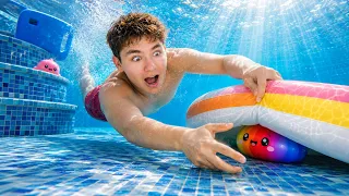 CACHE-CACHE aux DUMPLINGS et SQUISHIES dans la PISCINE !