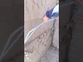 Lagu Teknik pekerja ahli menghaluskan cor semen pada dinding dengan alat sederhana #shorts