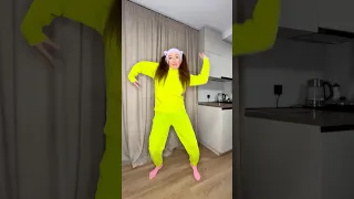 КОГДА ПРИДУМАЛА НОВЫЙ ТАНЕЦ жизненно жиза семья яжмать тикток скетч Eseniya танец 