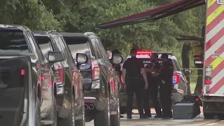 3 injured after gunman opens fire on vehicles exchanges gunfire with HPD near Chicken Plus