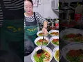 Download Lagu The lady is using hot oil to stimulate the aroma of chili peppers. This spinach noodle is delicious