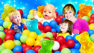 Bianca y Carl van de compras y juegan con unicornios de juguete