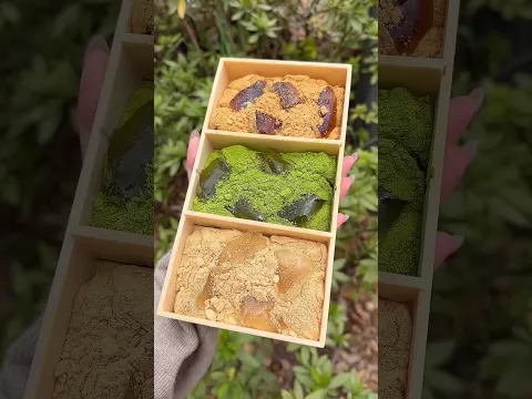 宝石のように輝く三色のわらび餅